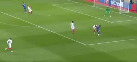 Alves đánh gót cho Higuain ghi bàn vào lưới Monaco