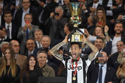 Alves là nhà sưu tập danh hiệu