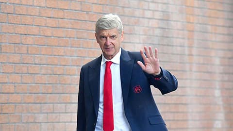 ... trong khi Wenger vẫn ở lại