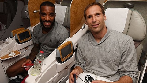 Lacazette và thủ thành Cech