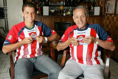 Chicharito và cha của mình