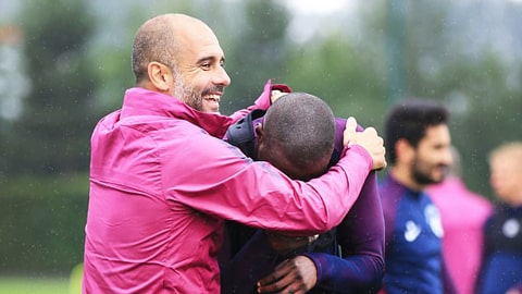Pep trêu đùa với Yaya Toure