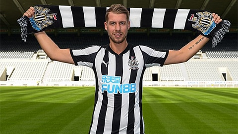 Lejeune ra mắt Newcastle