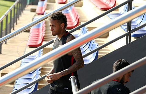 Nhiều nguồn tin cho biết Neymar đã quá ngán ngẩm việc phải núp bóng Messi