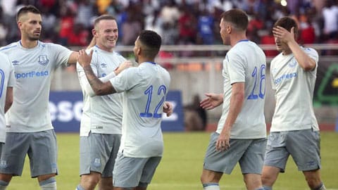Các đồng đội chia vui cùng Rooney