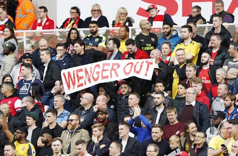 Từng có nhiều thời điểm các CĐV Arsenal đồng loạt kêu gọi Wenger từ chức