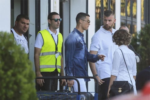 Ronaldo đi xả hơi vẫn không quên lo tính cho tương lai