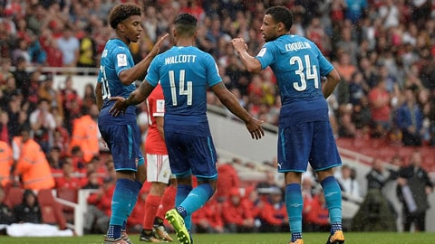 Walcott tỏa sáng với cú đúp bàn thắng