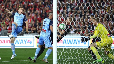 Mertesacker ghi bàn mở tỷ số trận đấu