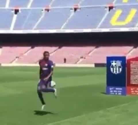 Dembele tâng bóng... hụt trong lễ ra mắt Barca