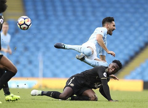 Guendogan lãnh trọn cú vào bóng rất quyết liệt của Lamine Kaba Sherif