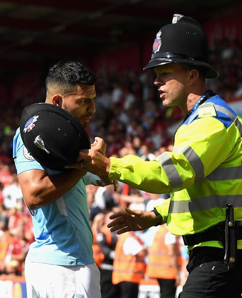 Aguero không vui vì phải ngồi dự bị nhìn đàn em thi đấu