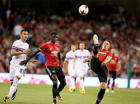 Phil Jones (phải) nhận án treo giò 2 trận của UEFA