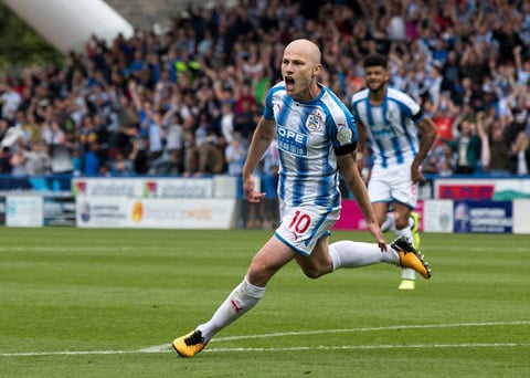Huddersfield đang bay cao