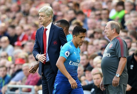 Sanchez phải rời sân giữa chừng ở trận Arsenal thua Liverpool 0-4
