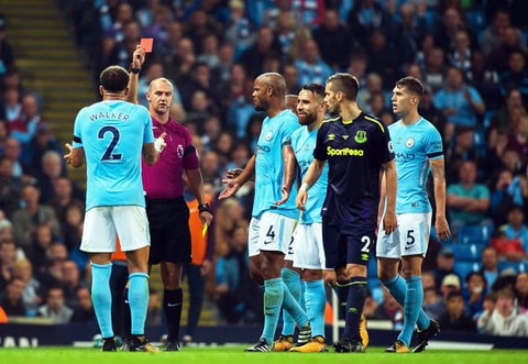 Hàng thủ đắt giá của Man City vẫn chơi kém ấn tượng