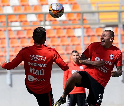 Sanchez thậm chí tranh cướp bóng rất nhiệt