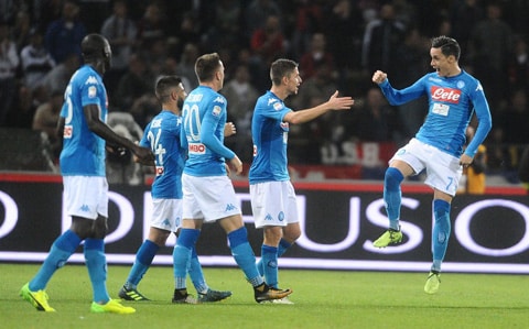Đồng đội chia vui với Callejon