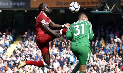 Cận cảnh pha vào bóng của Mane với Ederson