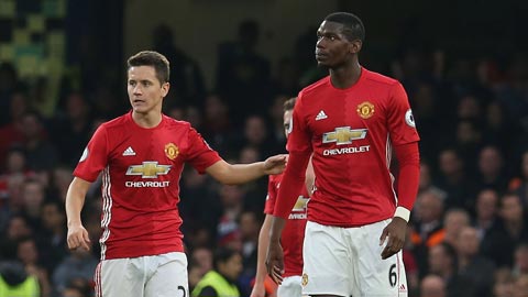 Herrera (trái) nhiều khả năng sẽ được tin dùng trong 1 tháng Pogba dưỡng thương