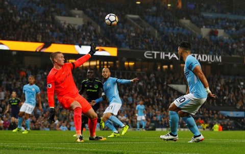 Everton cho Man City rất nhiều không gian để cấm bóng