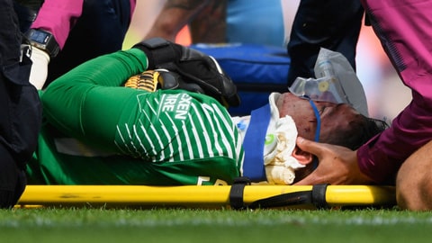 Ederson sau đó phải rời sân trên cáng và thở oxy