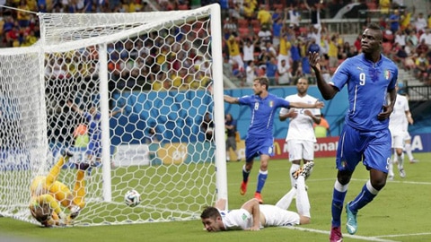 Raiola khẳng định HLV Ventura đang lãng quên Balotelli