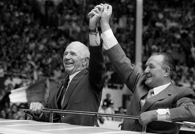 Busby và Paisley diễu hành cùng nhau trên sân Anfield