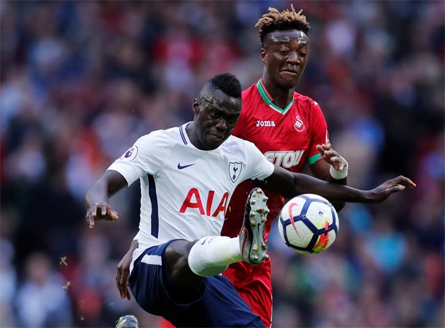 Davinson Sanchez (áo trắng) chính là bản hợp đồng đắt giá nhất lịch sử Tottenham với mức phí 42 triệu bảng