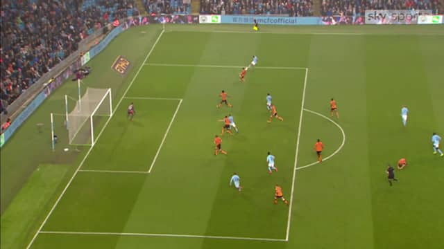 Cả đội hình Wolves đều loanh quanh ở khu cấm địa để phòng ngự