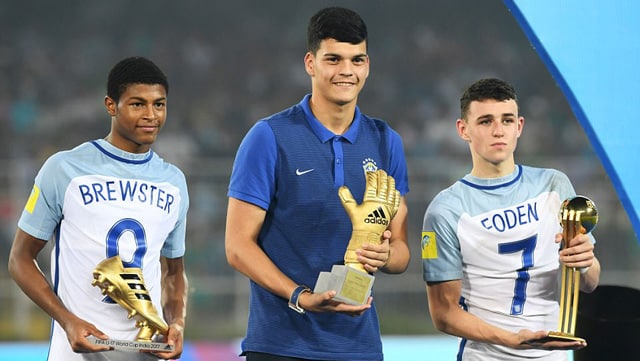 Brewster (trái) và Foden (phải) là 2 gương mặt sáng giá của bóng đá Anh
